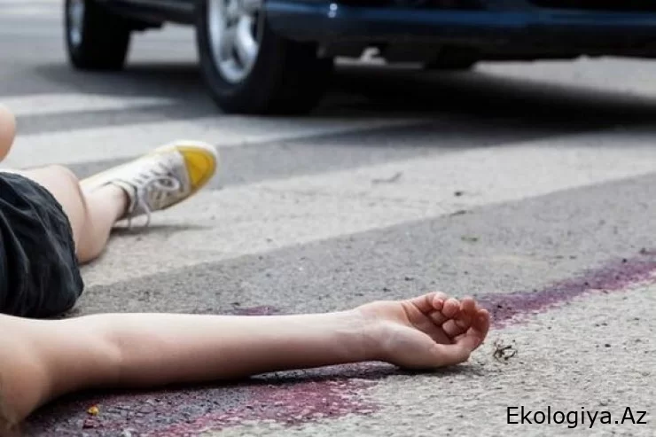 Avtobus dayanacağında gözləyən qadını maşın vurub ÖLDÜRDÜ