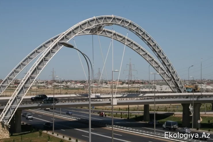 Bakıda DƏHŞƏT: gənc qız özünü körpüdən atmaq istədi