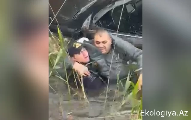 Polis suya düşən sürücünü belə xilas edib – VİDEO