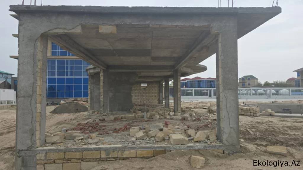 Dəniz kənarında inşa edilən qanunsuz tikili sökülüb - FOTO