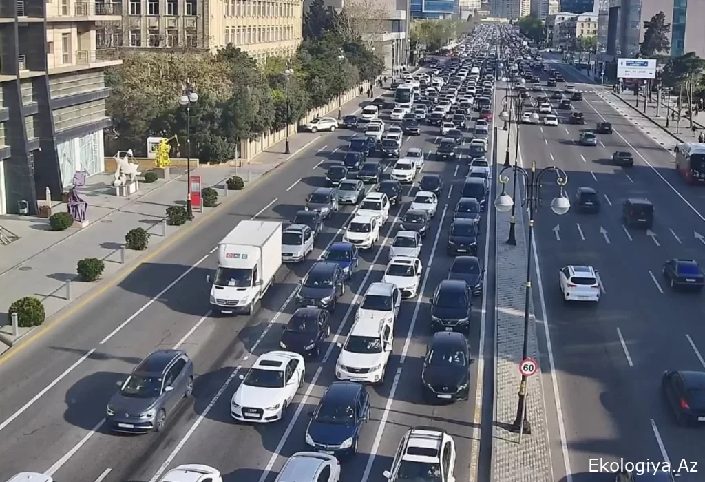 Paytaxtın bir sıra yollarında tıxac yaranıb - SİYAHI