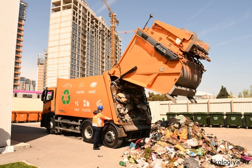 Bakıda bir gündə 24 tona yaxın tullantı çeşidlənir (FOTO)