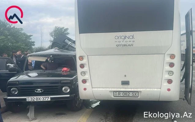 Səfərbərlik və Hərbi Xidmətə Çağırış üzrə Dövlət Xidmətinin avtobusu qəzaya uğradı - XƏSARƏT ALAN VAR