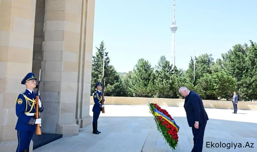 Ukraynanın xarici işlər naziri Bakıda Zəfər parkını və Şəhidlər xiyabanını ziyarət edib