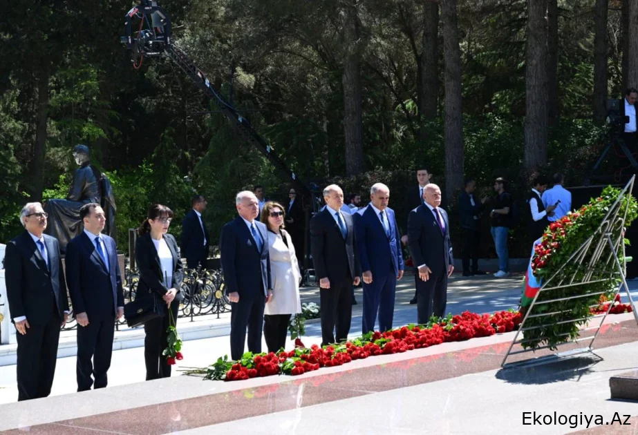 Konstitusiya Məhkəməsinin kollektivi Fəxri xiyabanda Ulu Öndərin məzarını ziyarət edib