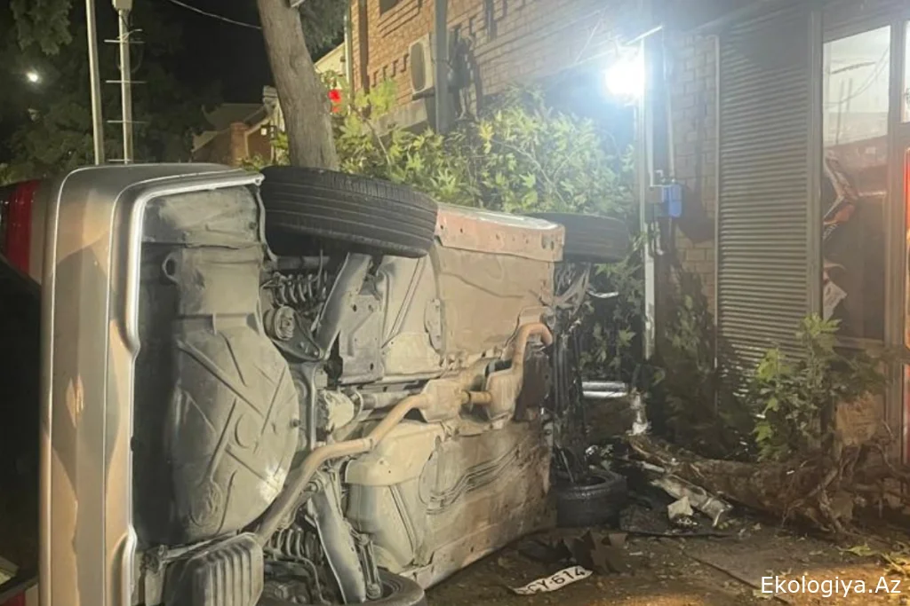 Goranboyda maşın evə çırpılıb