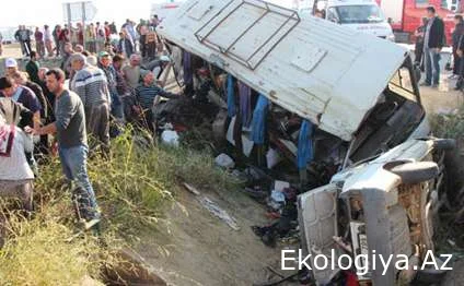 Avtobus aşdı, 12 hərbçi ağır yaralandı