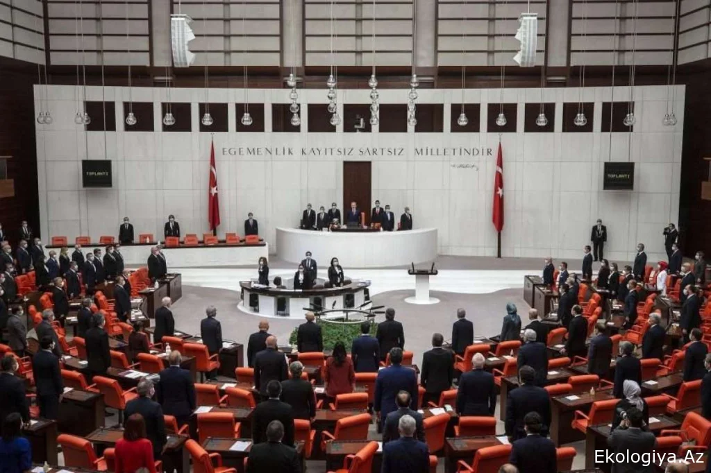 İshal, qusma və ağır halsızlıq: Türkiyədə 100-dən çox deputat təcili xəstəxanaya yerləşdirildi