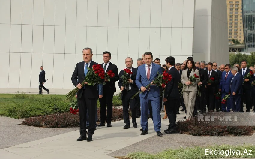 XİN rəhbərliyi Şəhidlər xiyabanını və Zəfər parkını ziyarət edib - FOTO