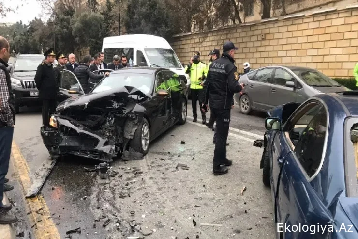 Bakıda DƏHŞƏT: BMW hasara çırpıldı, sürücü öldü