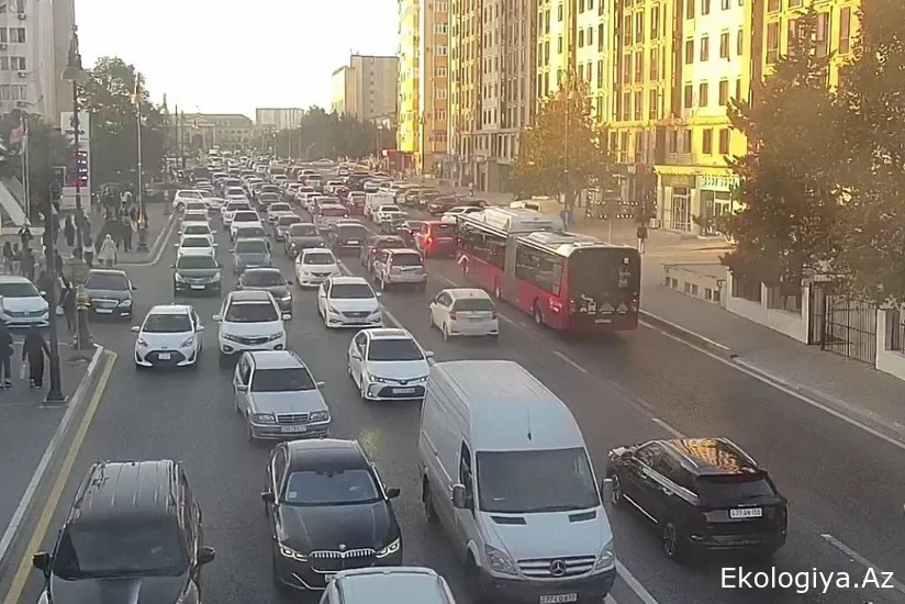 Bakının bir sıra yollarında nəqliyyatın sıxlığı yaranıb - SİYAHI