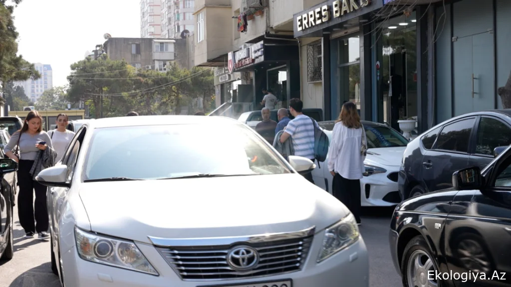 Polis piyadaların hərəkətinə mane olan sürücülərə müraciət edib