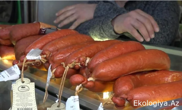 Ucuz kolbasa məhsullarından birinin tərkibində at əti aşkarlandı - VİDEO