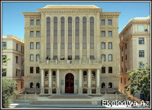 Qanunsuz tikililər səkiləri zəpt etdi - Nəsimi RİH-də çoxsaylı qanunsuzluqlara kim icazə verir?