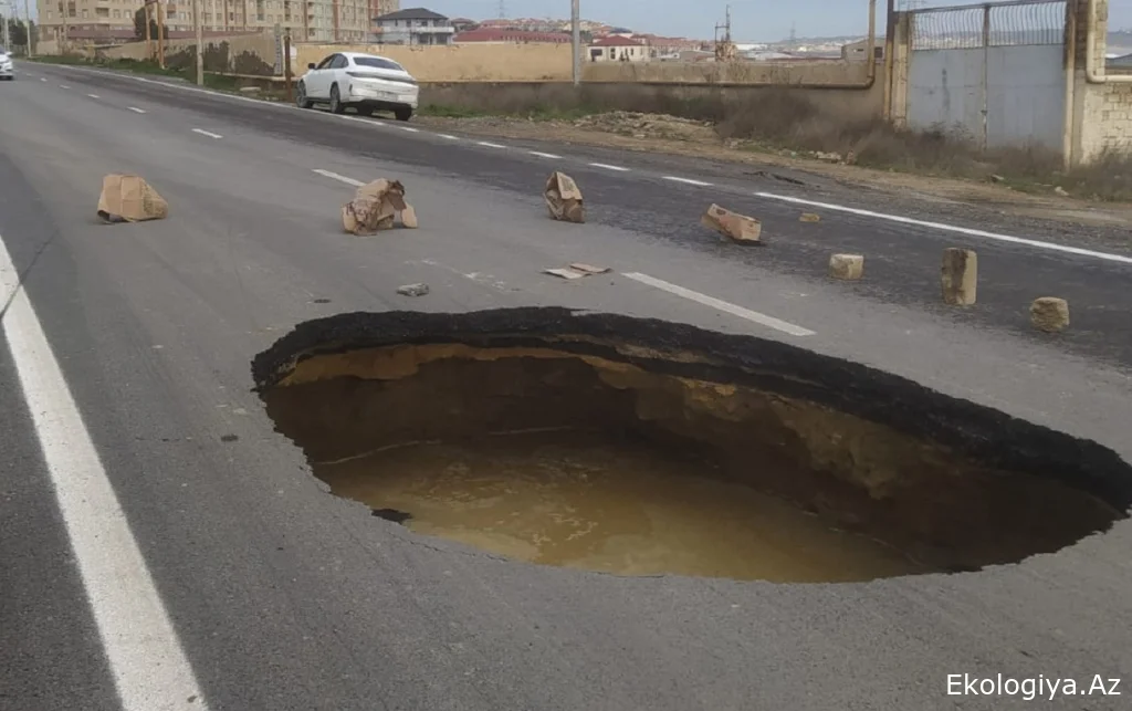 Masazırda yeni çəkilən yol çökdü - Foto