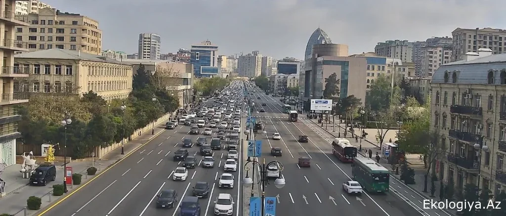 Həftənin ilk günü Bakının bir sıra yollarında nəqliyyatın sıxlığı yaranıb