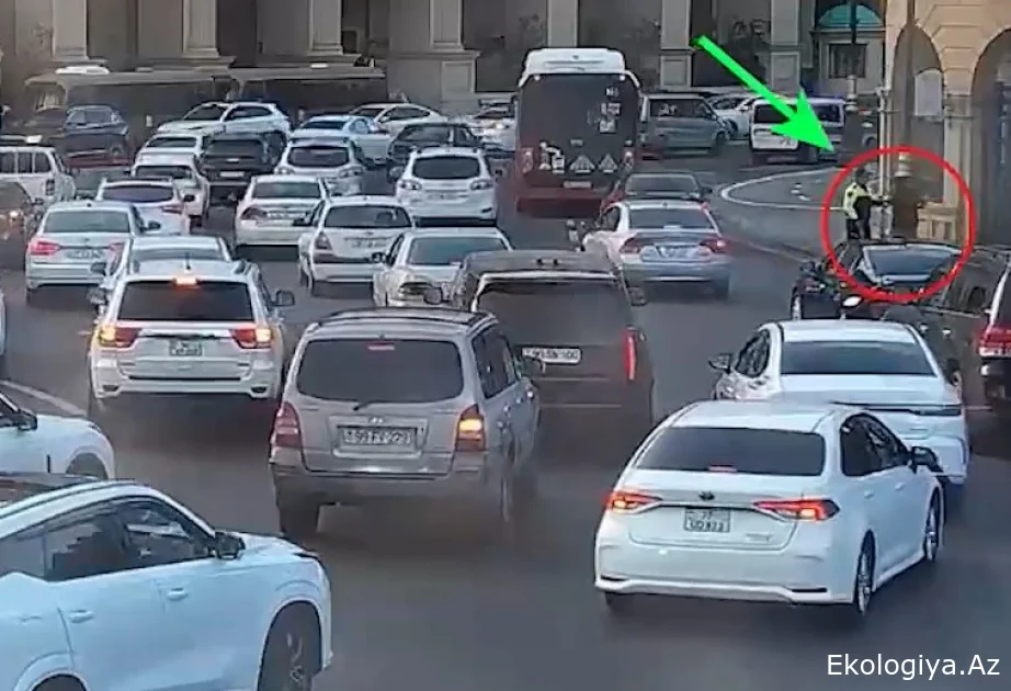 Yol polisi skuter sürən şəxsi qəzadan xilas edib