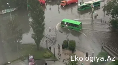 Güclü yağış şəhəri su altında qoyub