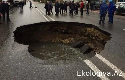 Bakıda bu küçədə yol çökdü