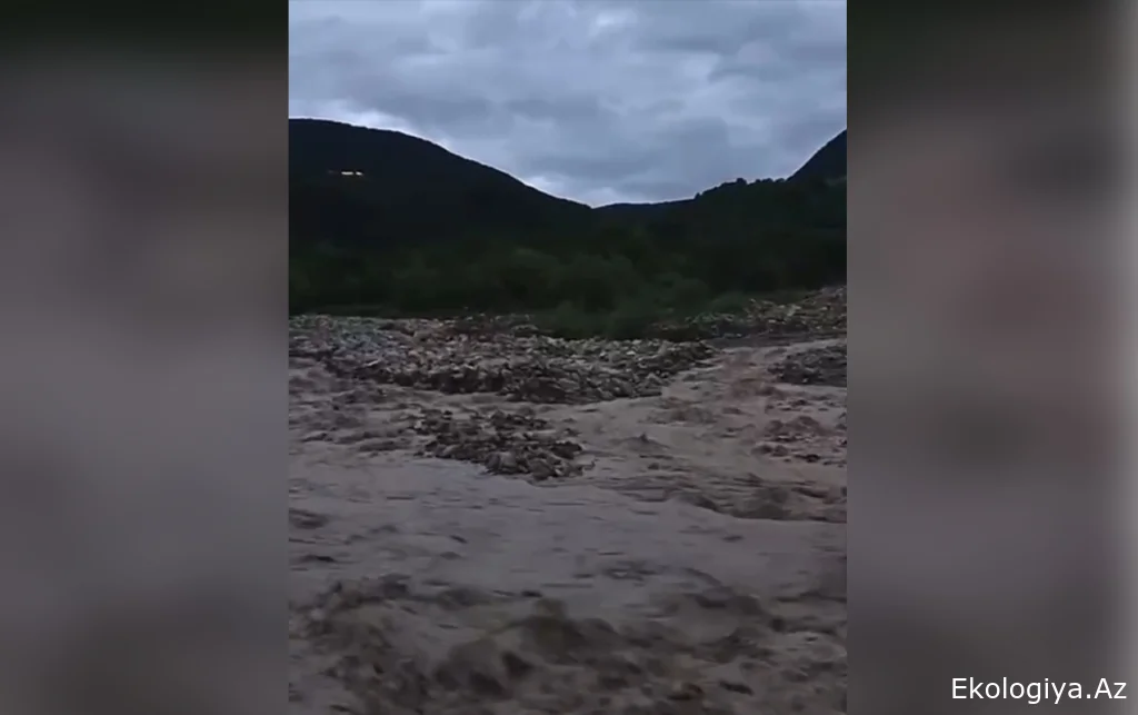 Şamaxıda Ağsu çayı daşdı - İnsanlar yollarda qaldı-Video