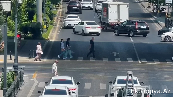 Bakıda iki parkın kəsişməsində yeni piyada işıqforları quraşdırılıb - VİDEO
