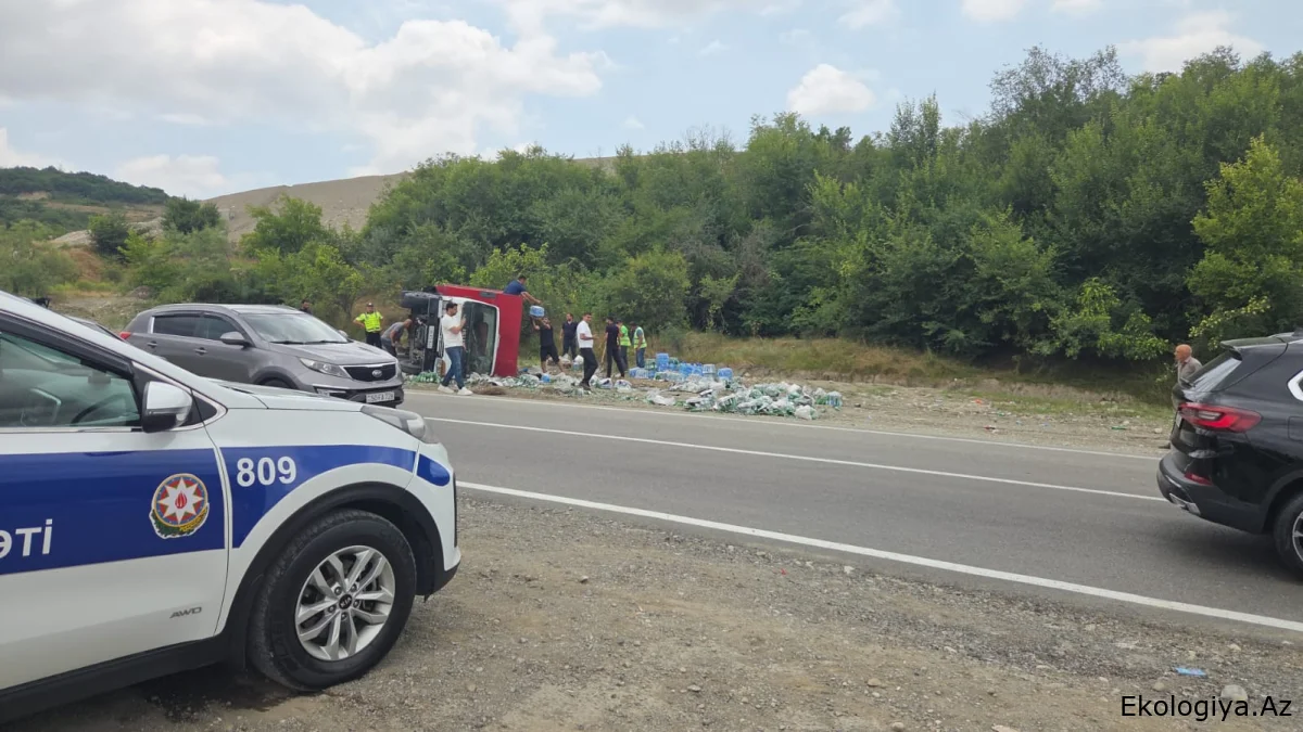 Şamaxıda su daşıyan yük maşını qəzaya düşdü - FOTO
