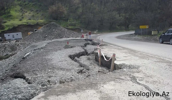 XƏBƏRDARLIQ! Bakı-Şamaxı yolunun bir hissəsi çökdü - Video